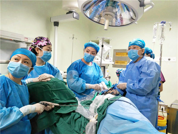 淄博莲池妇婴医院完成两例经脐单孔腹腔镜手术