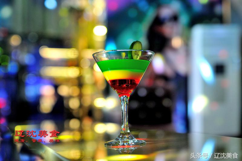 这间酒吧在咖啡馆里，KTV藏在台球厅里，麻将室在咖啡厅上面