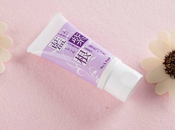 一条颈纹老十岁教你一招淡化,年纪小就有一条很深的颈纹