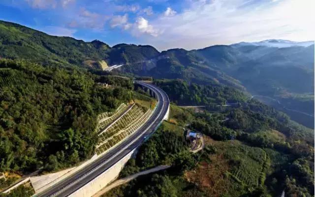 堵在路上别着急,堵在高速上不要慌