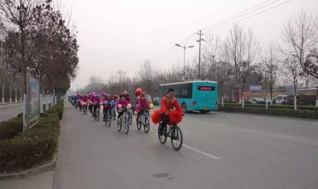 东阿小伙结婚,淮南小伙骑自行车接亲