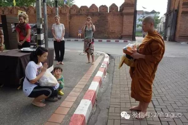 泰国传统佛教习俗为僧侣洗脚是一种积德！