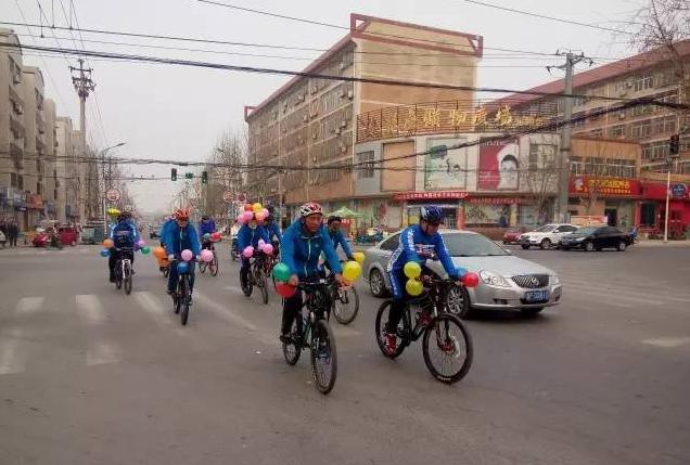 东阿小伙结婚,淮南小伙骑自行车接亲