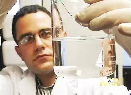 男子打火机检测液化气,男子点打火机测试液化气罐是否漏