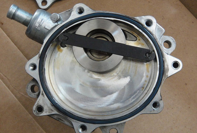 鲍斯真空泵排气口漏油,单级旋片真空泵漏油怎么解决