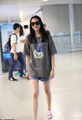 街拍杨幂唐嫣关晓彤,街拍女王杨幂的私服一定不能错过