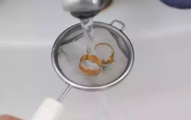 首饰脏了在家怎样清洗,首饰脏了怎么来清洗