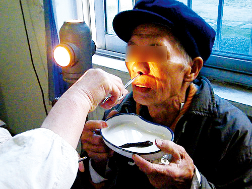 下水田摸鱼,下塘捕鱼全身沾满泥