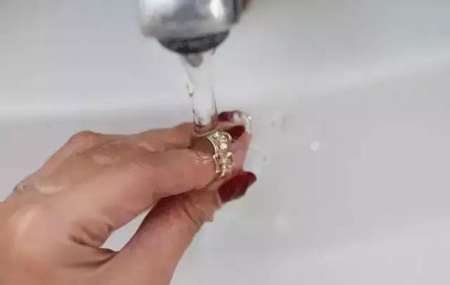 首饰脏了在家怎样清洗,首饰脏了怎么来清洗