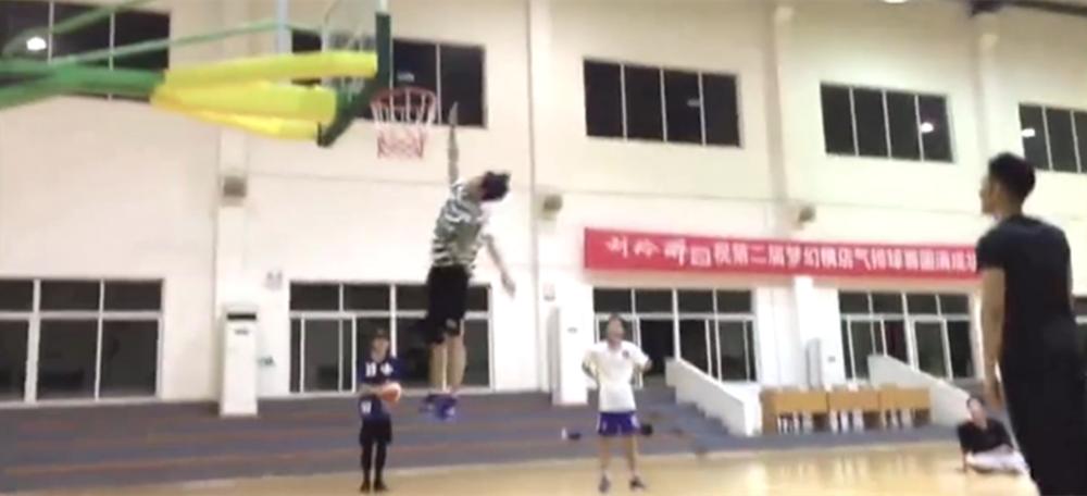 1米78摸篮筐要跳多高,1米78摸高挑战