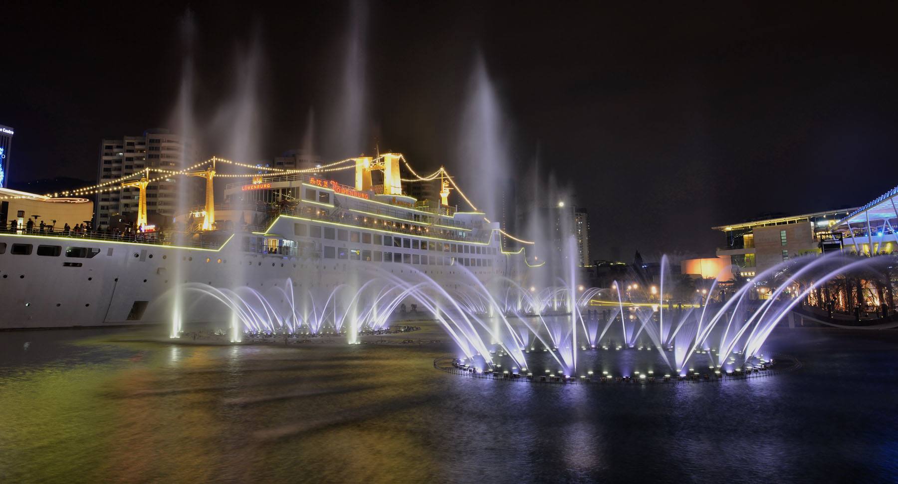 只因在人群里多看了你一眼风景,只因为在人群中多看了你一眼男生