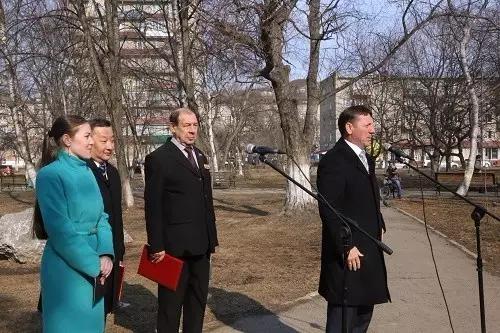 开着小车哼着小曲,开着车哼着歌结果一面包车掉头