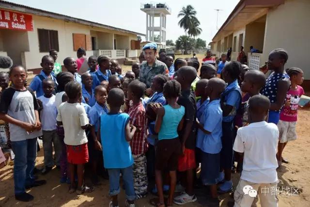 赴马里维和部队开展援助,中国赴黎维和官兵帮助当地学校