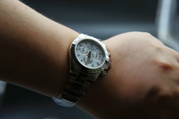 劳力士迪通拿戴着丢人吗,劳力士迪通拿金表是真的吗