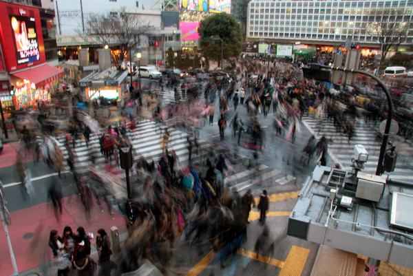 在东京涩谷最拥挤的十字路口,日本东京涩谷人群拥挤