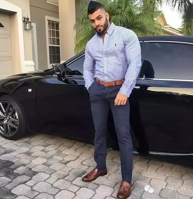 光头络腮胡肌肉男人,肌肉最猛而且非常帅的肌肉男