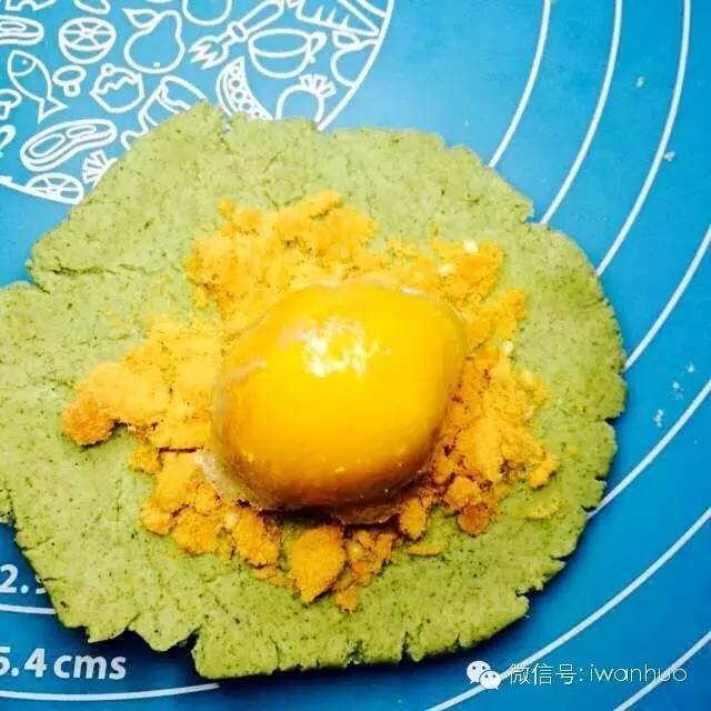 如何制作咸蛋黄肉松青团,咸蛋黄肉松酥教程