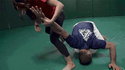 歹徒袭击自己怎么防身,女人遇到歹徒如何自救