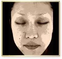 用化妆棉擦水乳,用手拍水和化妆棉