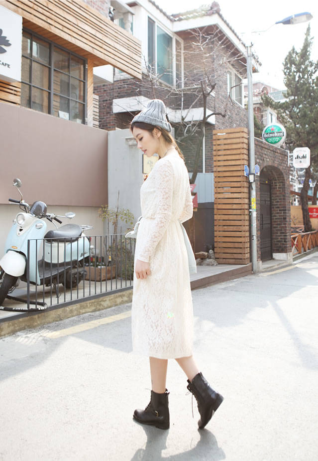 孙允珠露肩牛仔连衣裙,孙允珠破洞毛线衣配湛蓝方格裙