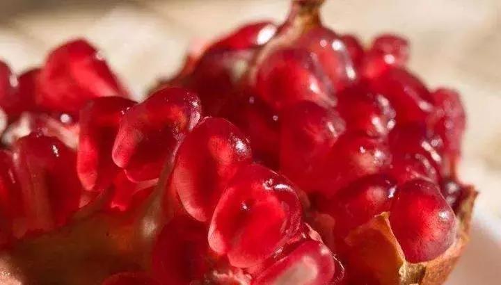 大家好，今天给大家介绍一下，这是风物君特别爱吃的——石榴