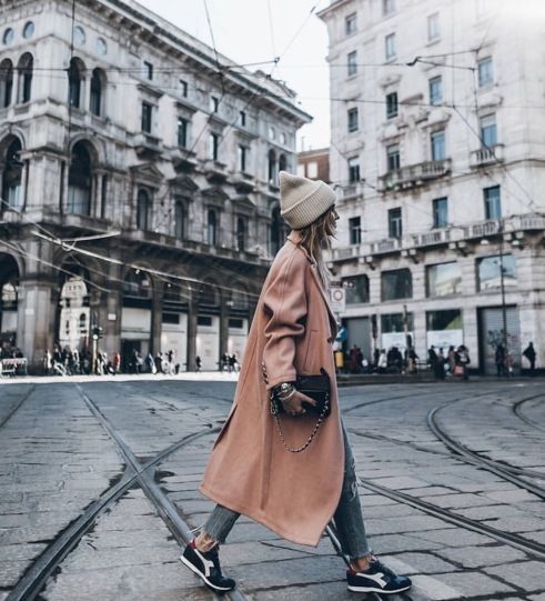 粉色大衣怎么搭配衣服好看,粉色大衣的里面怎样搭配好看