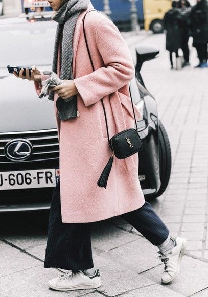 粉色大衣怎么搭配衣服好看,粉色大衣的里面怎样搭配好看