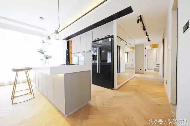 她家竟然有两个衣帽间、两个厨房！