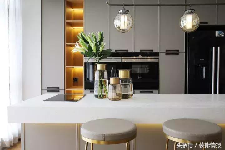 她家竟然有两个衣帽间、两个厨房！