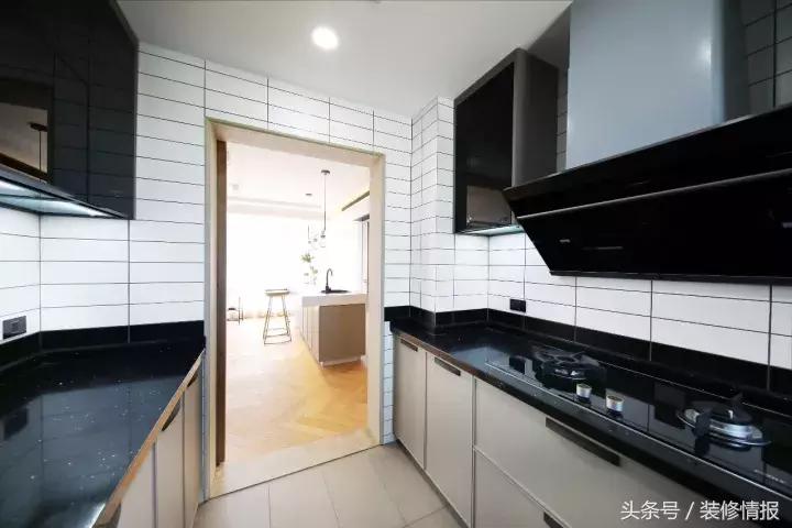 她家竟然有两个衣帽间、两个厨房！