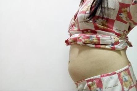 产妇生完宝宝医生给小宝宝抱起来,高龄刚生完孩子的产妇