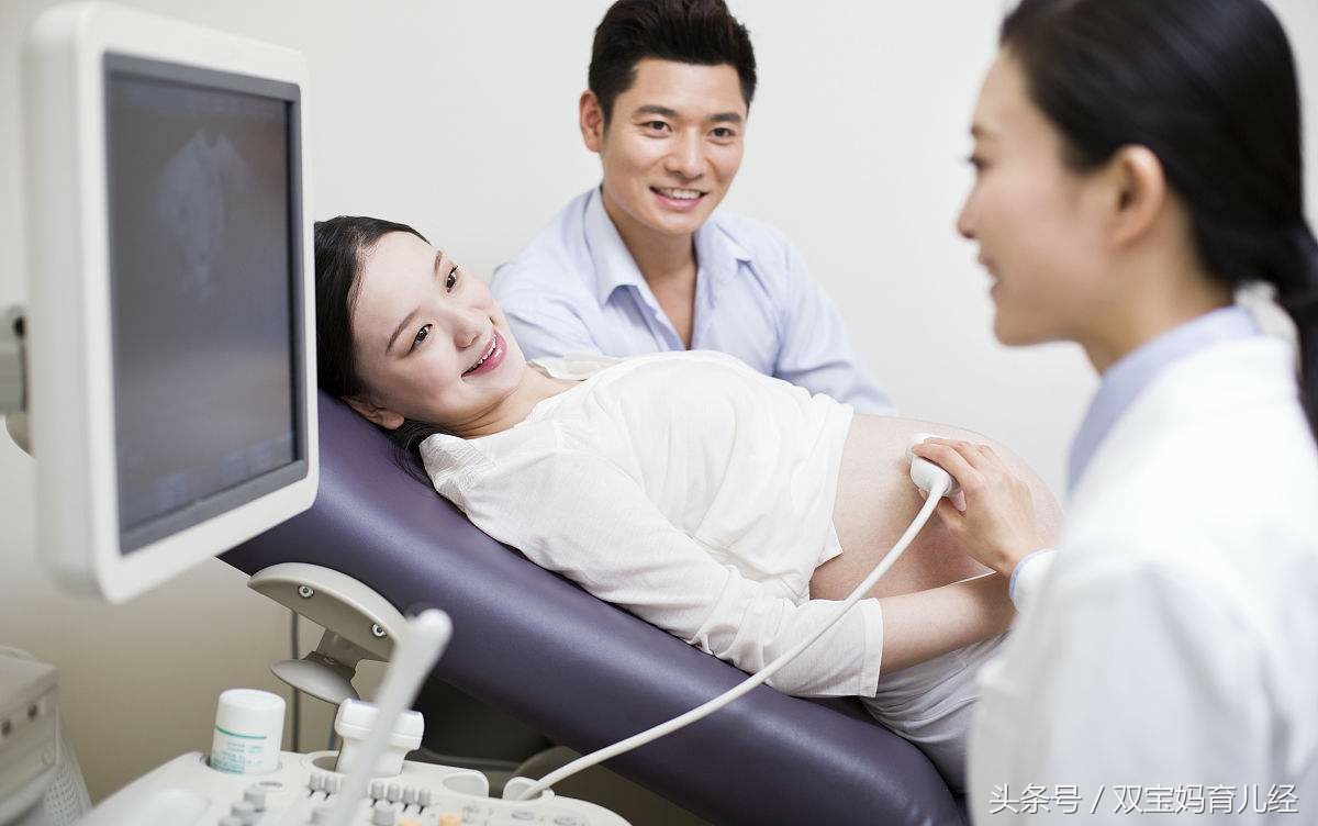 孕妇6个多月羊水破了紧急送医院,医生检查完却大笑起来