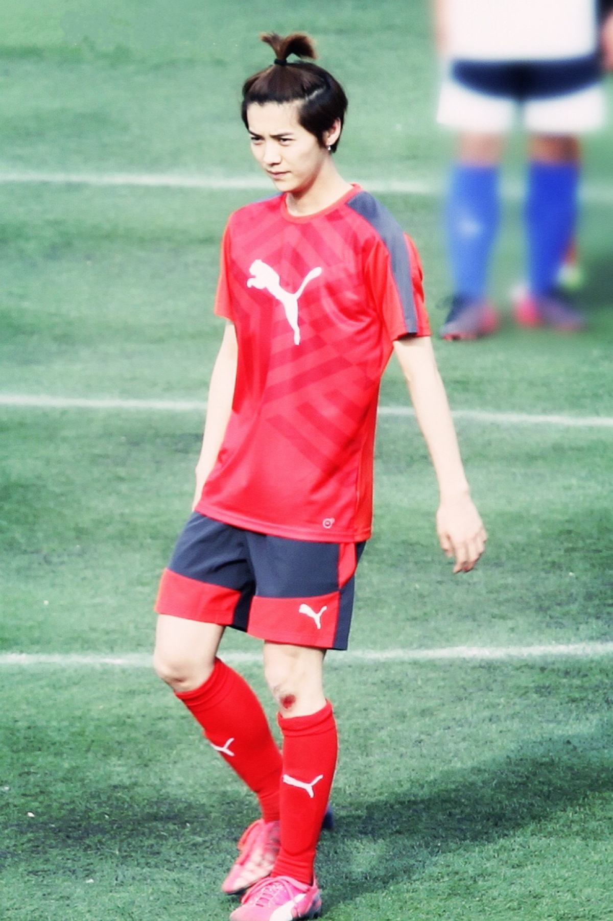 鹿晗踢足球鞋视频,鹿晗足球鞋