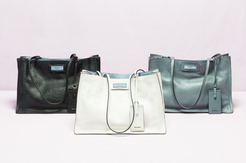 prada包包必买经典款,今年流行的大牌包包双肩