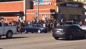 美国人吃辣椒哭了,美国人为四川辣酱排队