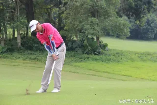 打一个18洞消耗多少卡路里,打一场18洞多少钱