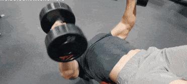 哑铃锻炼下胸肌训练动作,站姿哑铃练胸中缝肌正确的方法