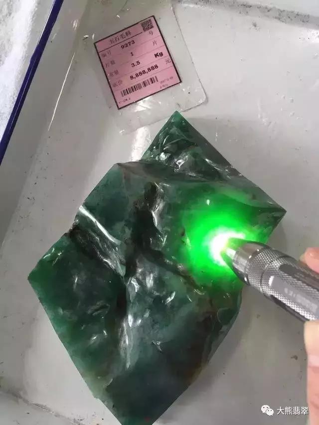 富商拿自己的翡翠来炫耀，朋友拿出了压箱底的宝贝，差点把他吓死