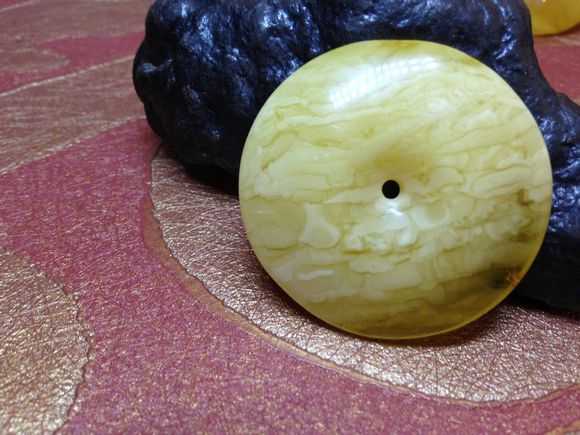 蜜蜡琥珀紫光灯下的反应,用紫光灯鉴别蜜蜡琥珀真假的方法