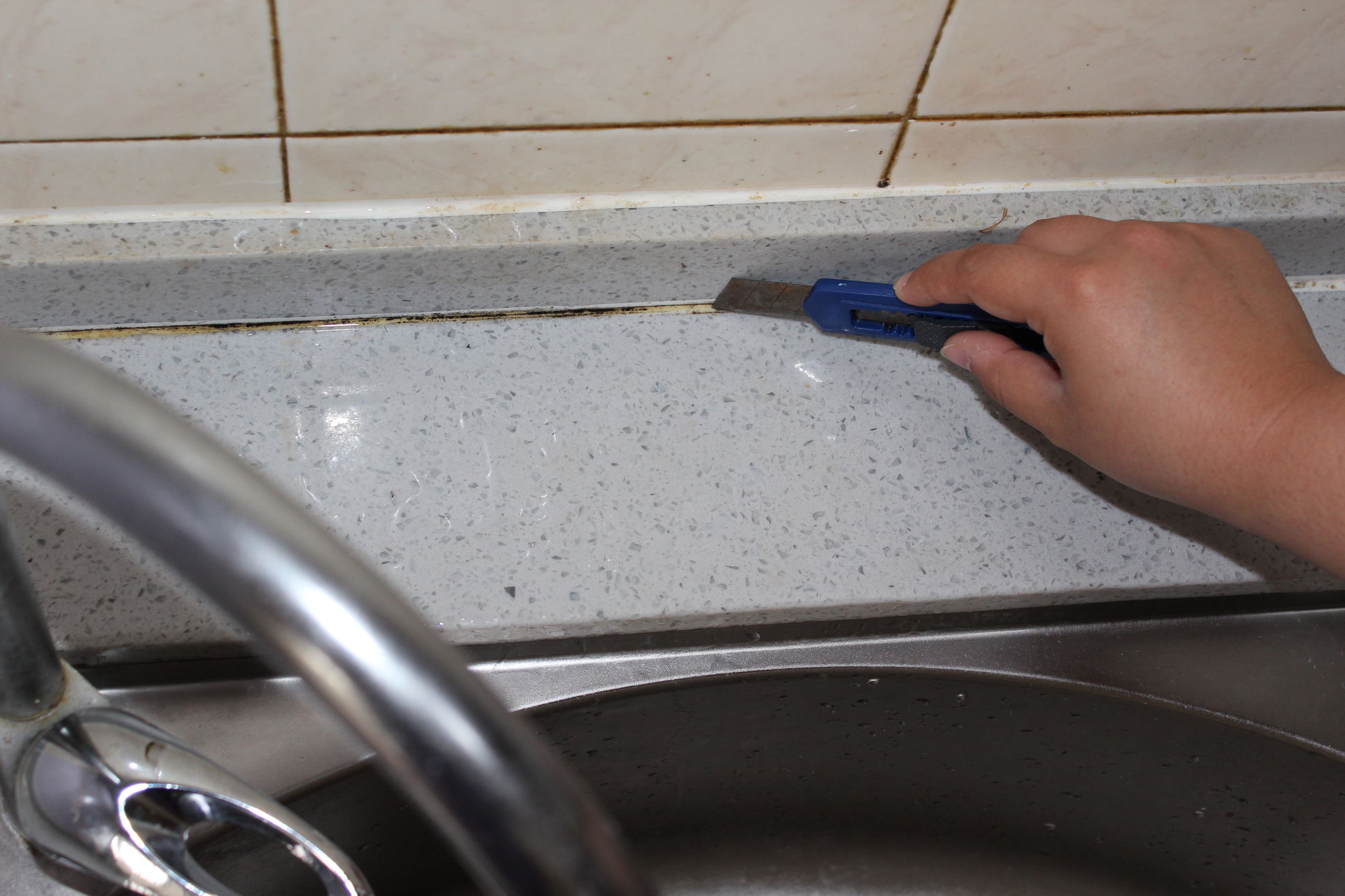 厨房水盆黑呼呼的怎么都刷不掉,问了专业师傅,我赶紧换了玻璃胶