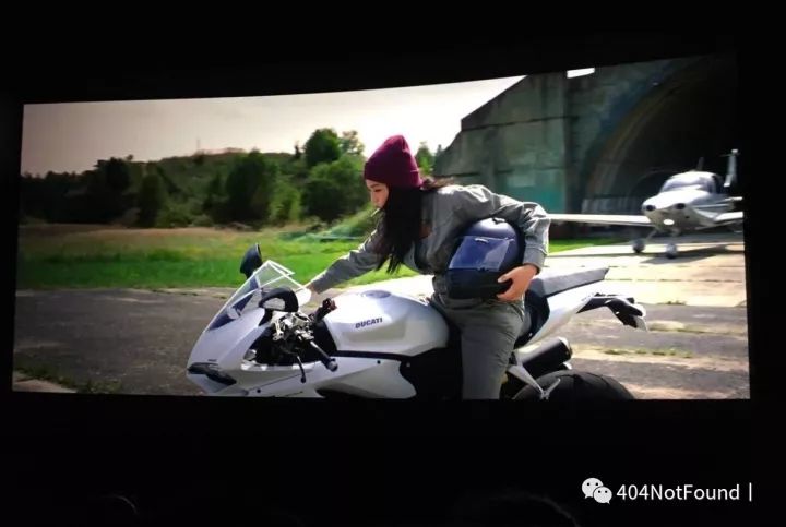 机车与婚纱,机车与跑车比赛