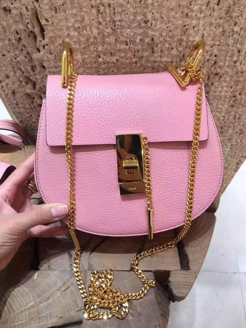 刘雯背的新款包是什么品牌,刘雯背过的一款蔻驰的包包