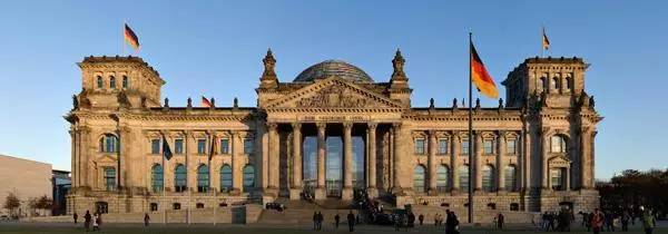 法国火车站台接吻，在伊朗议论婴儿的眼睛，旅行禁忌你可能都会犯