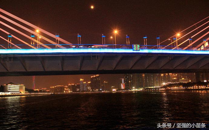 小蛮腰附近珠江夜游,广州珠江夜游坐轮船看小蛮腰