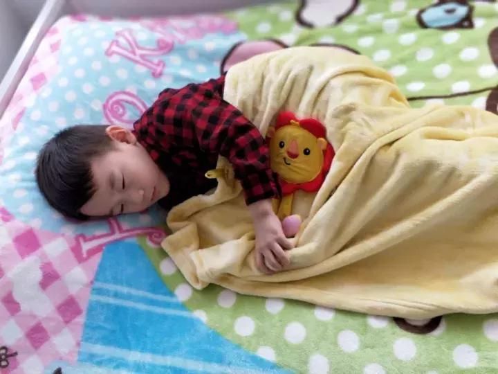 老板支持员工带小孩上班,员工带孩子上班老板帮忙带娃