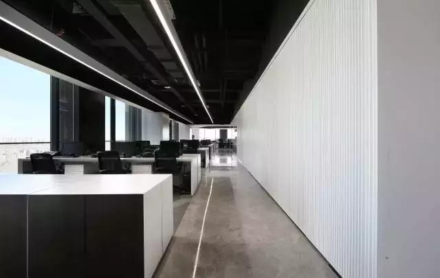 一个年轻潮服品牌的办公空间却选了素白当主打色