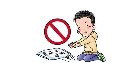 孩子误食火碱烧烂嘴怎么办,小孩误食食用碱怎么办