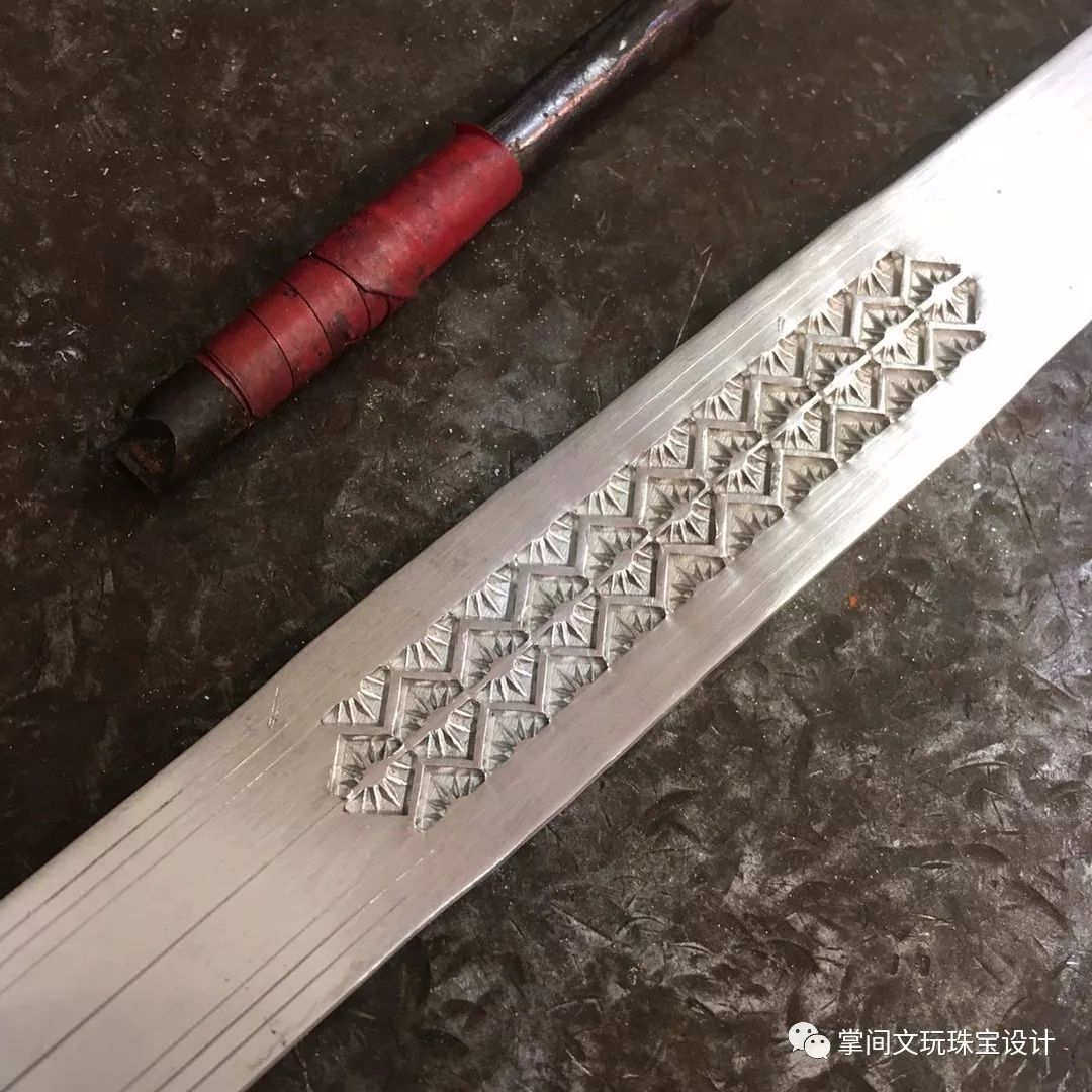 清末民国银花钱錾刻工艺,手工錾刻银手牌