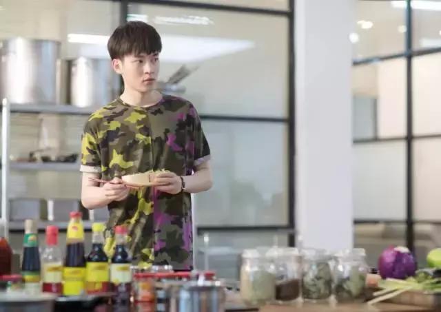 迷弟常见，腿这么长的迷弟不常见