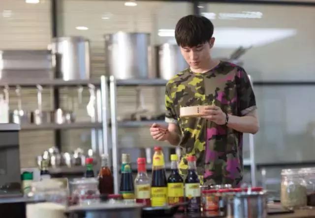 迷弟常见，腿这么长的迷弟不常见